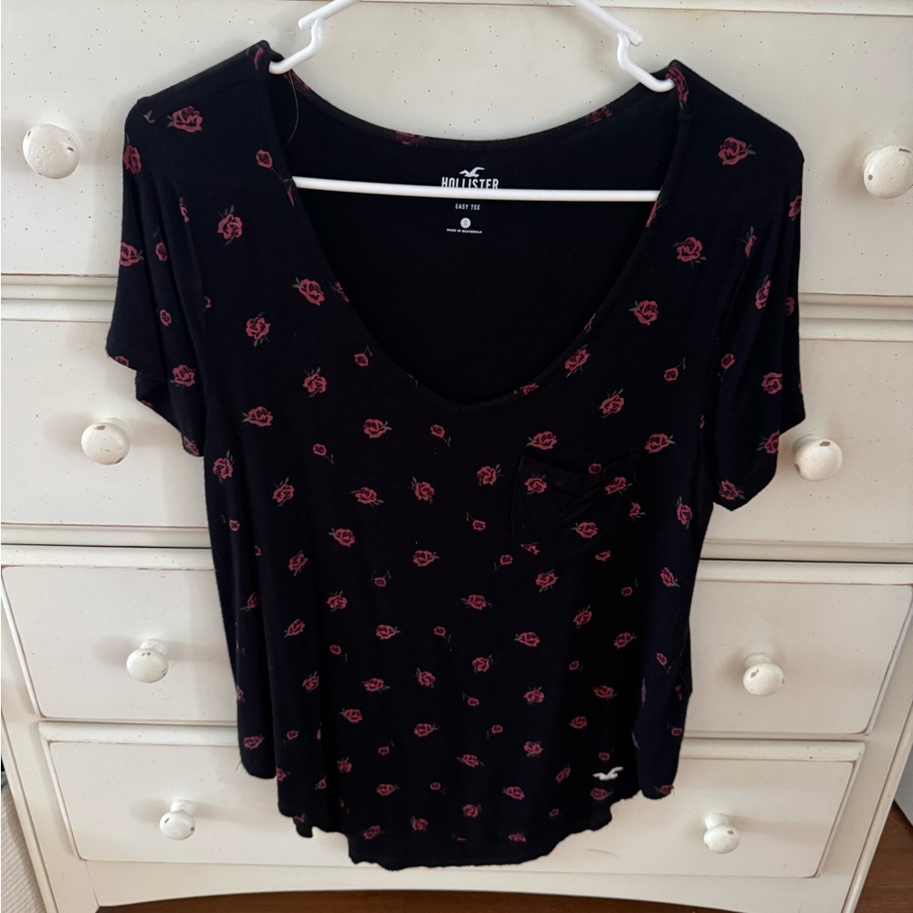 Hollister Black and Red Short Sleeve Tee